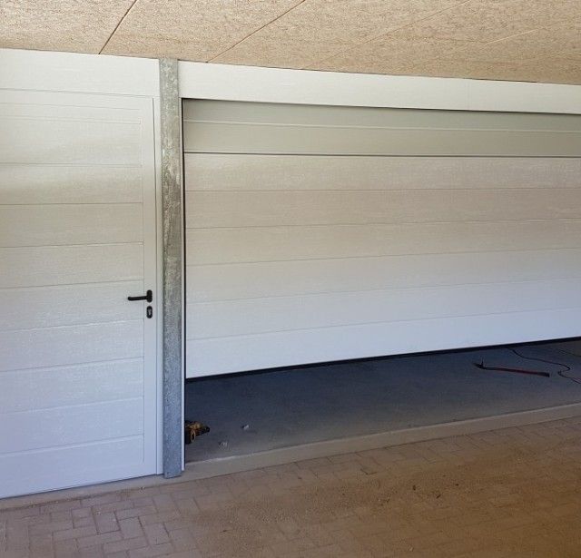 Witte garagedeur binnenkant