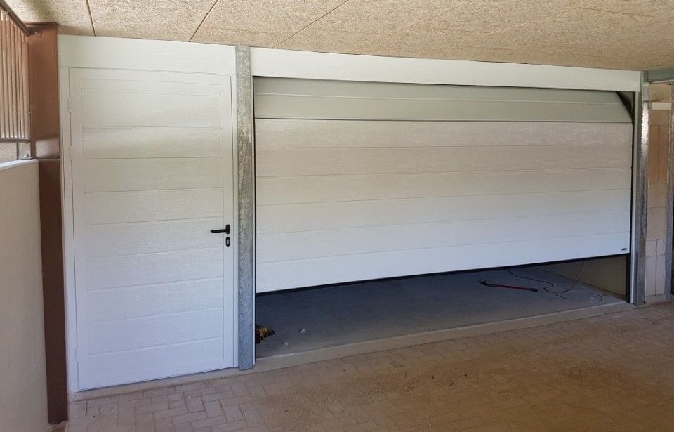 Witte garagedeur binnenkant
