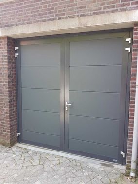 Lichtgrijze garagedeur
