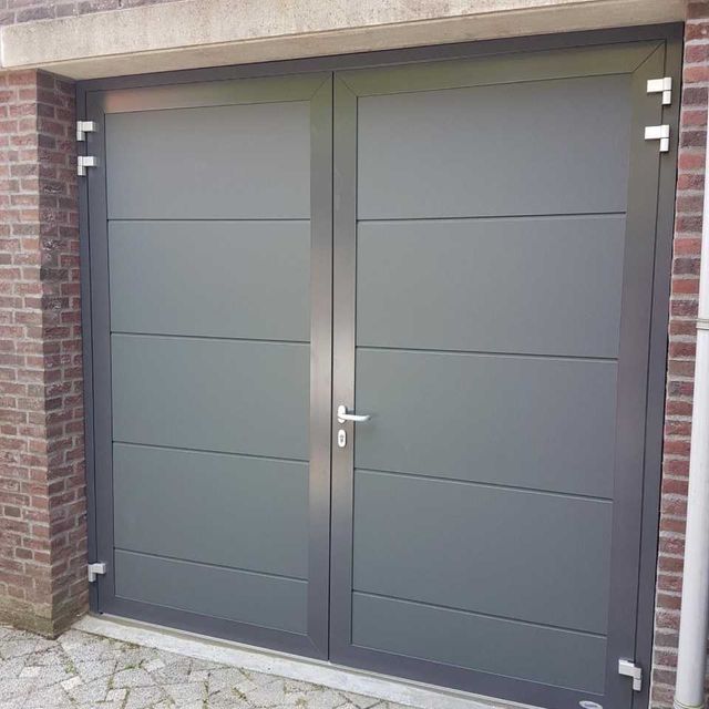 Lichtgrijze garagedeur
