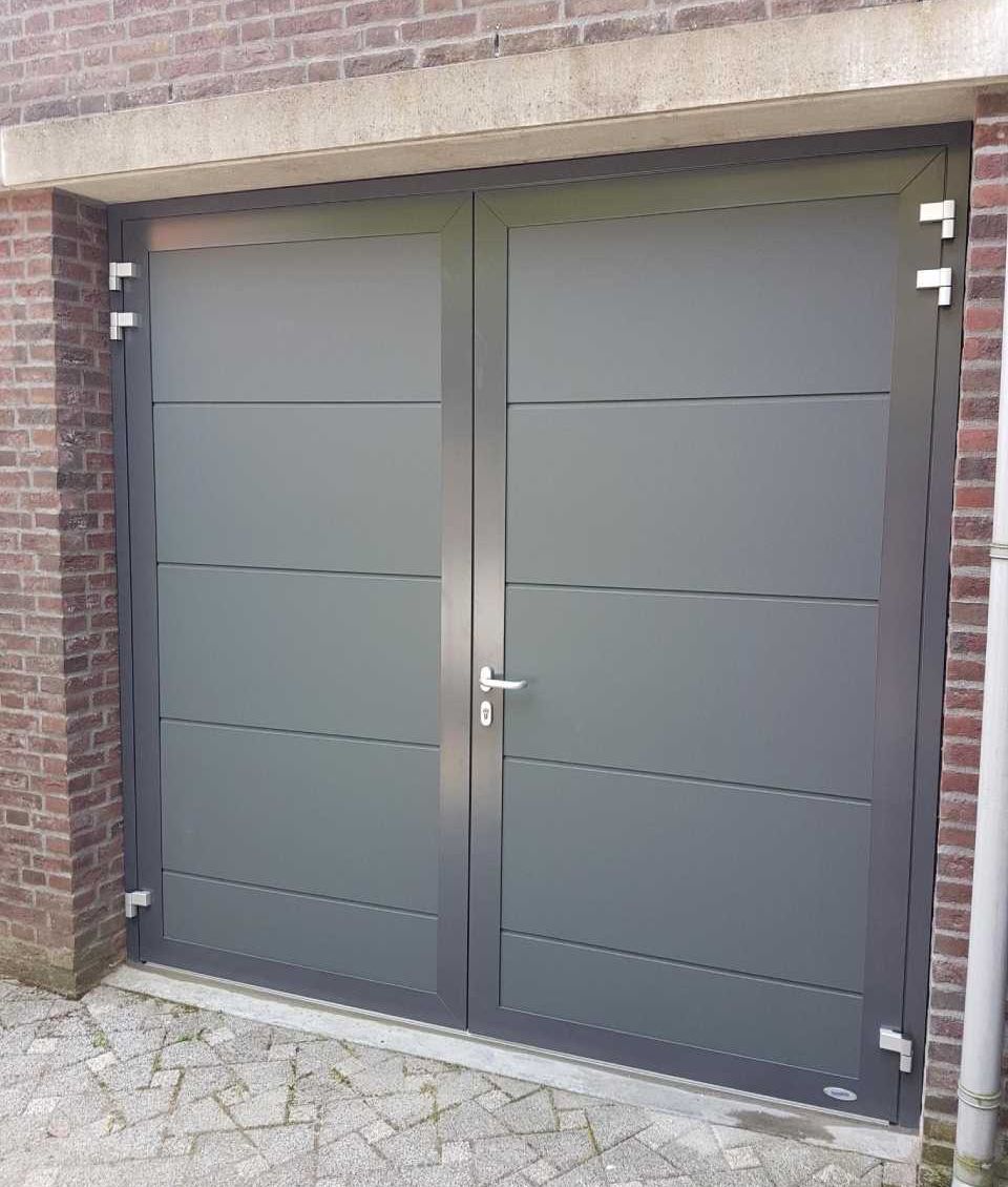 Lichtgrijze garagedeur
