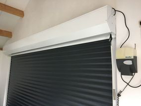 Zwarte garagedeur binnenkant
