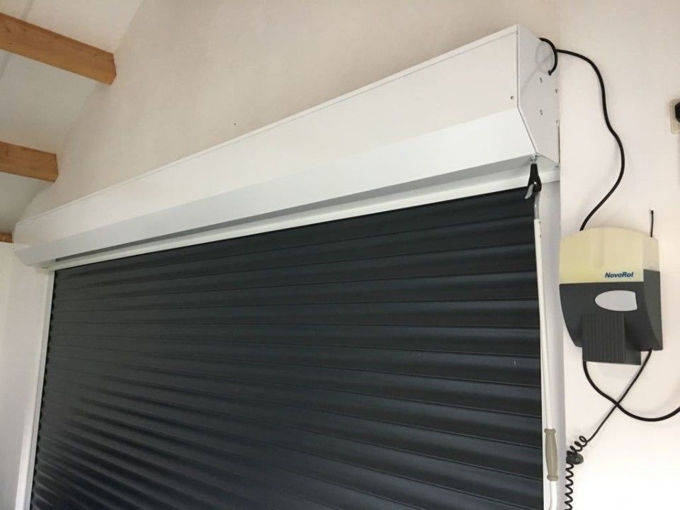 Zwarte garagedeur binnenkant
