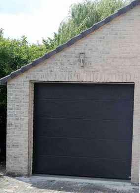 Zwarte garagedeur