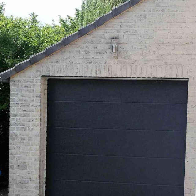 Zwarte garagedeur
