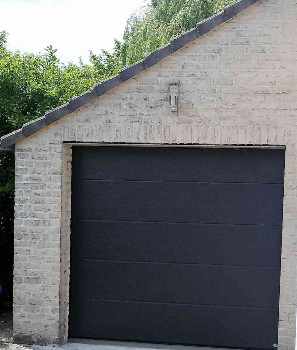 Zwarte garagedeur