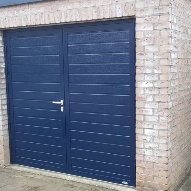 Blauwe garagedeur