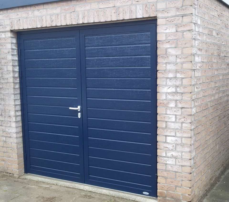 Blauwe garagedeur