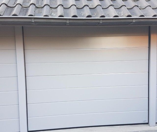 Witte garagedeur