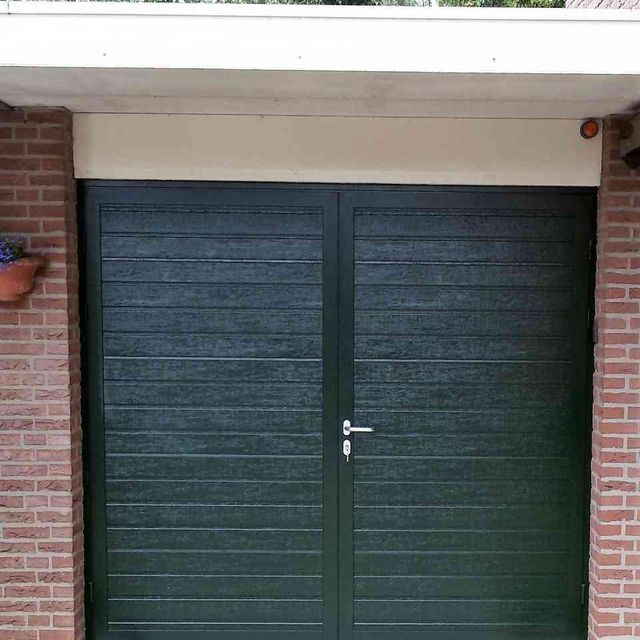 Groene garagedeur