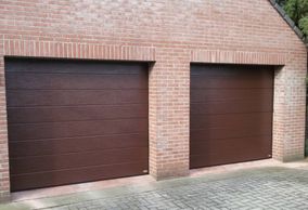 Donkerrode garagedeur