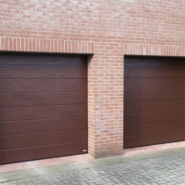 Donkerrode garagedeur
