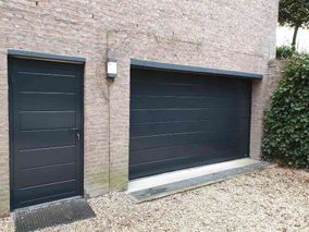 Stijlvolle zwarte garagedeur