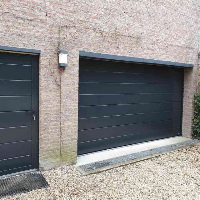Stijlvolle zwarte garagedeur