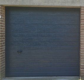 Donkergrijze garagedeur