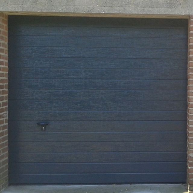 Donkergrijze garagedeur