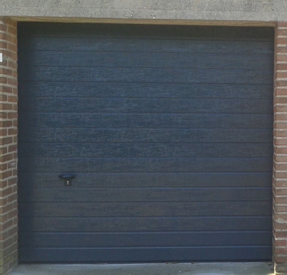 Donkergrijze garagedeur