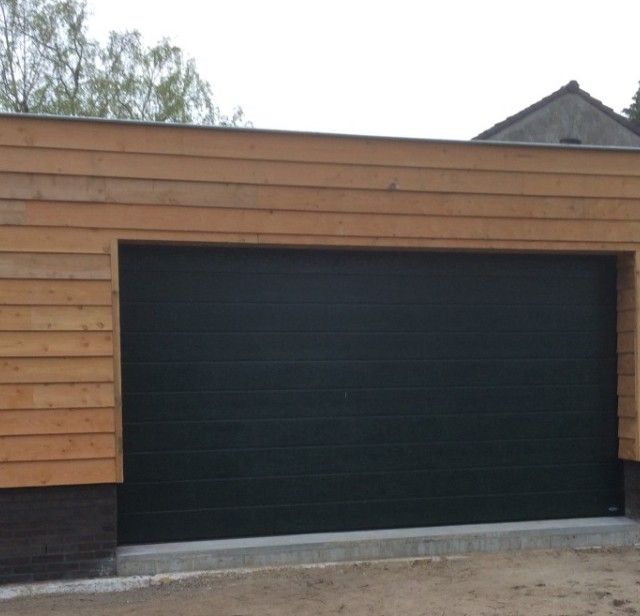 Moderne zwarte garagedeur