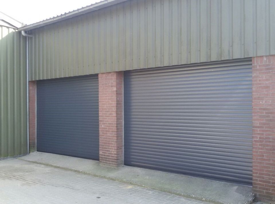 Grijze garagedeuren